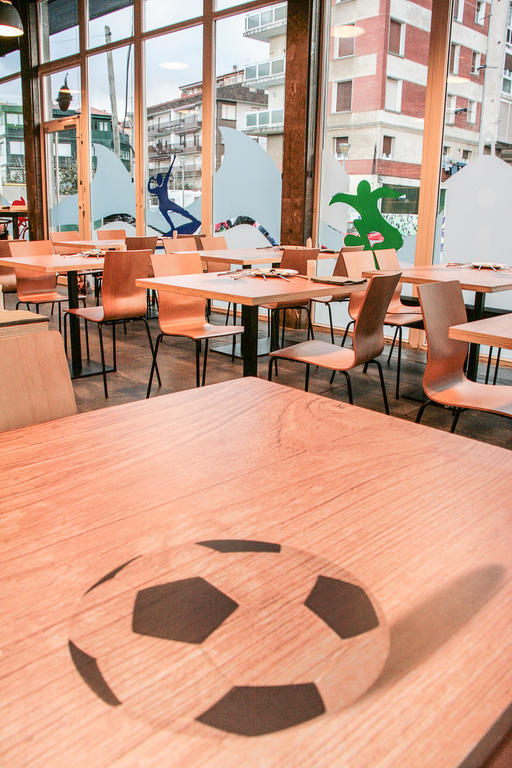 Mundaka Hostel & Sports Cafe Buitenkant foto