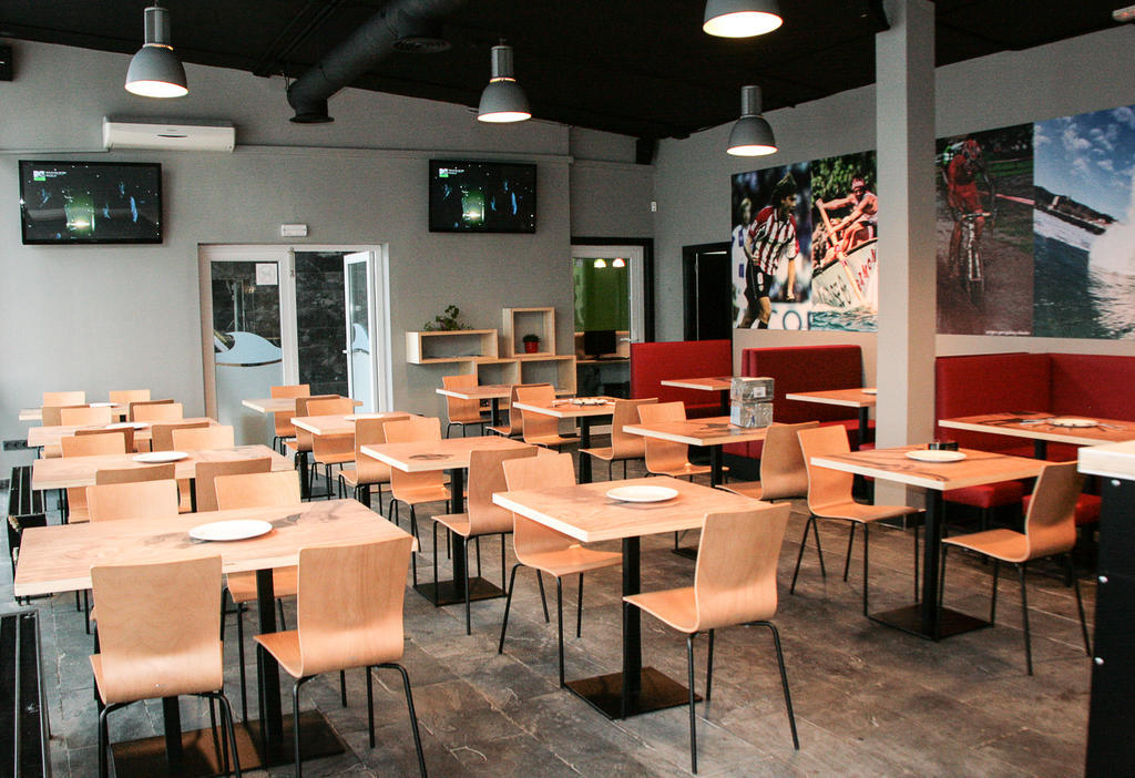 Mundaka Hostel & Sports Cafe Buitenkant foto